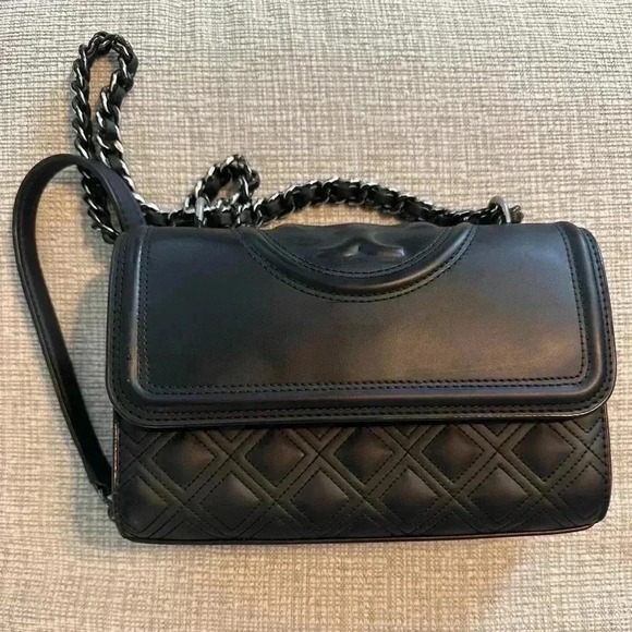 Tory Burch Fleming Matte Small Convertible Shoulder Bag

Style #82562 - Picture 1 of 9